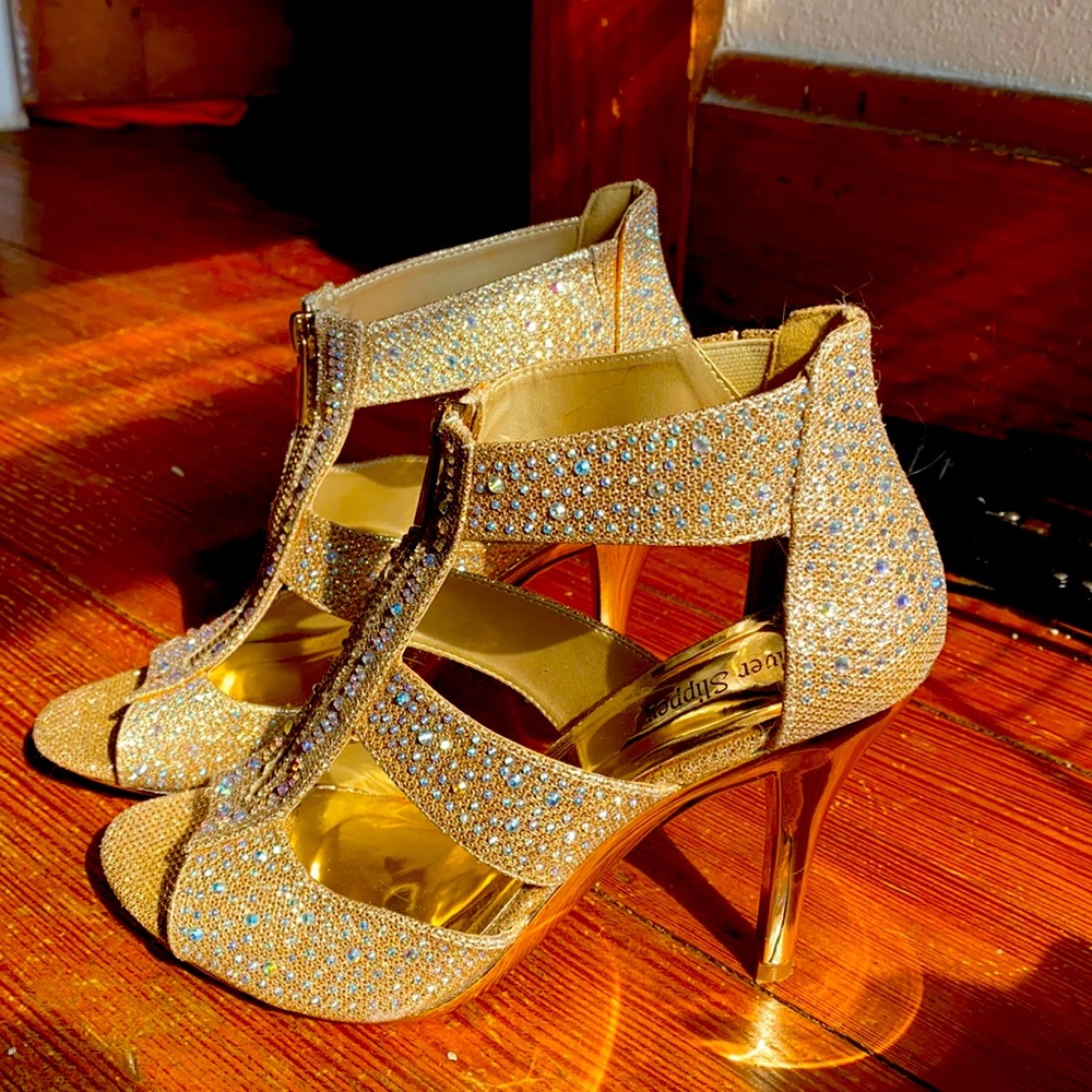 GOLD SPARKLY SILVER SLIPPER HEELS